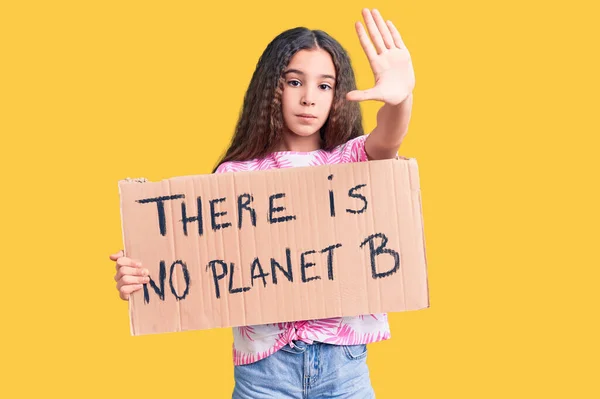 Aranyos Spanyol Gyerek Lány Gazdaság Nincs Bolygó Banner Nyitott Kézzel — Stock Fotó