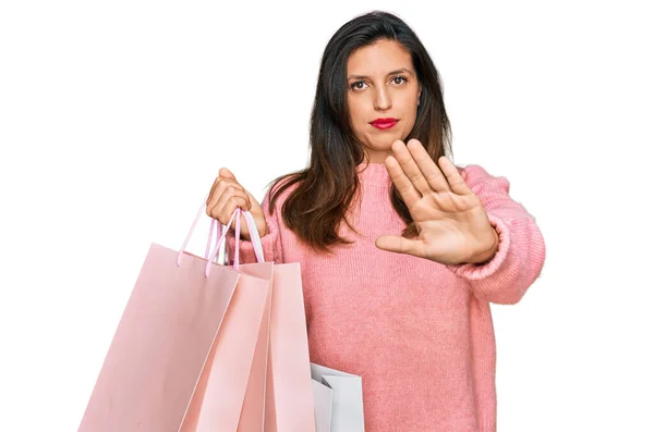 Mooie Latijns Amerikaanse Vrouw Houdt Boodschappentassen Met Open Hand Doen — Stockfoto