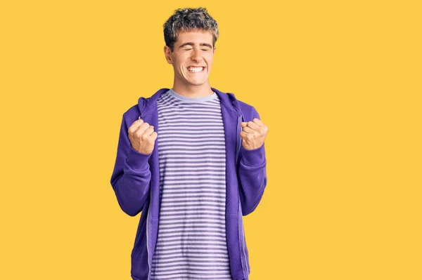 Joven Hombre Guapo Con Sudadera Púrpura Casual Emocionado Por Éxito —  Fotos de Stock