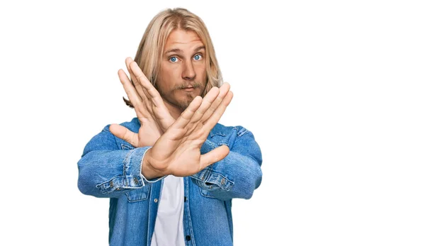 Kaukasischer Mann Mit Blonden Langen Haaren Trägt Lässige Jeansjacke Ablehnung — Stockfoto