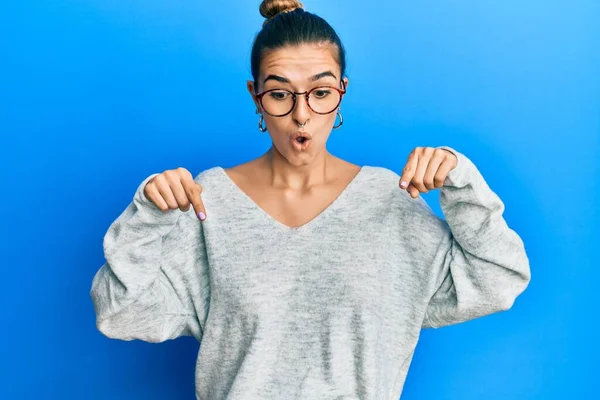 Junge Hispanische Frau Lässiger Kleidung Die Nach Unten Zeigt Mit — Stockfoto