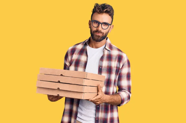 Homem Hispânico Jovem Segurando Entrega Caixa Pizza Pensando Atitude Expressão — Fotografia de Stock