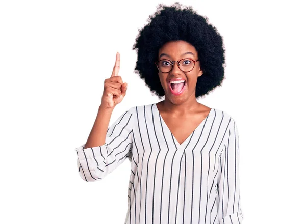 Jovem Afro Americana Vestindo Roupas Casuais Óculos Apontando Dedo Para — Fotografia de Stock