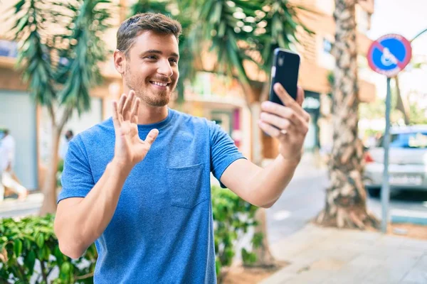 Giovane Uomo Caucasico Sorridente Felice Facendo Videochiamata Utilizzando Smartphone Città — Foto Stock