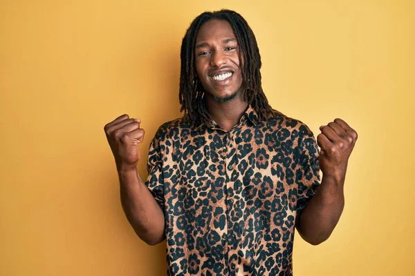 Hombre Afroamericano Con Trenzas Con Camisa Estampada Leopardo Celebrando Sorprendido —  Fotos de Stock