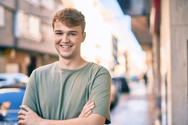 街で笑顔を交わした若い白人男性 — ストック写真