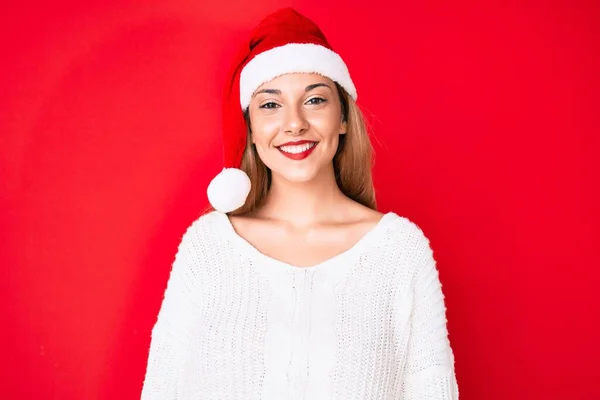 Молодая Брюнетка Рождественской Шляпе Выглядит Позитивно Счастливо Стоя Улыбаясь Уверенной — стоковое фото