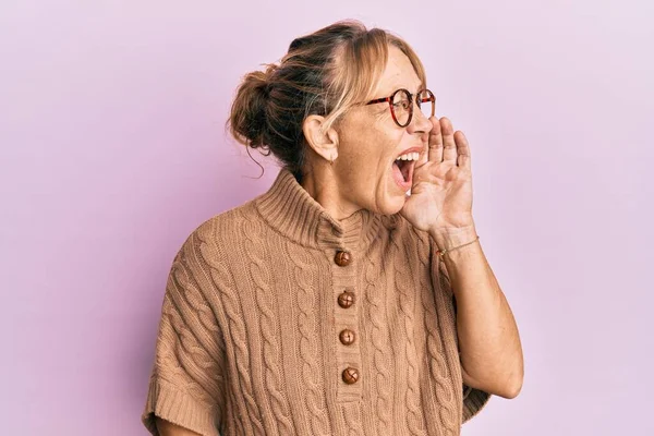 Middle Age Blonde Woman Wearing Glasses Pink Background Shouting Screaming — Stock Photo, Image