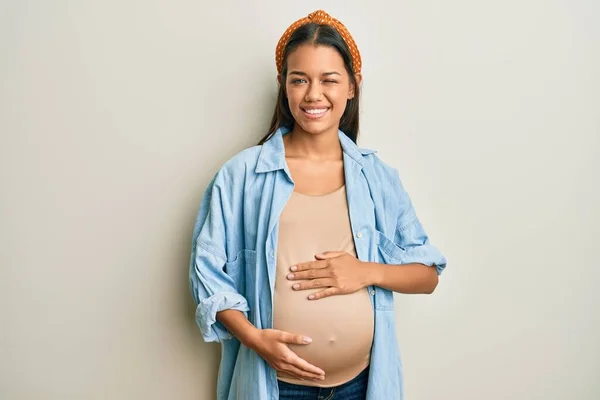 Mooie Latino Vrouw Verwacht Een Baby Aanraken Van Zwangere Buik — Stockfoto