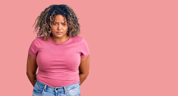 Giovane Afroamericana Size Donna Indossa Abiti Casual Scettico Nervoso Accigliato — Foto Stock