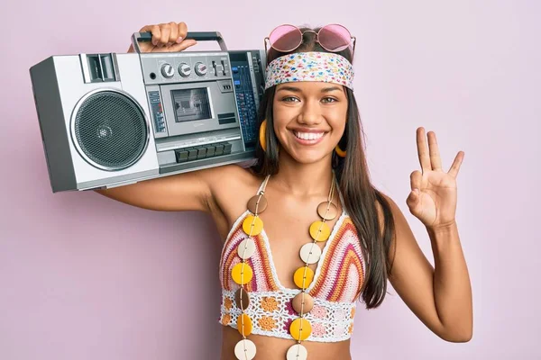 Schöne Hispanische Frau Trägt Hippie Stil Hält Boom Box Tut — Stockfoto