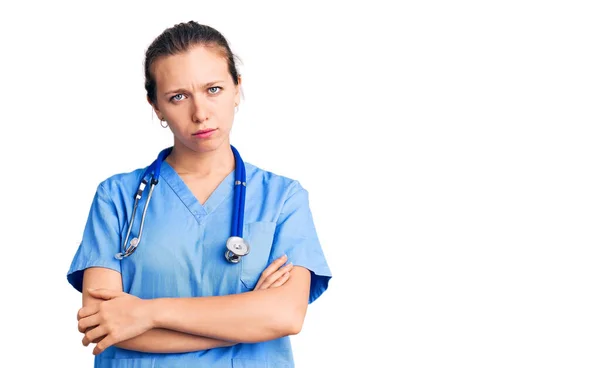 Jovem Mulher Loira Bonita Vestindo Uniforme Médico Estetoscópio Cético Nervoso — Fotografia de Stock