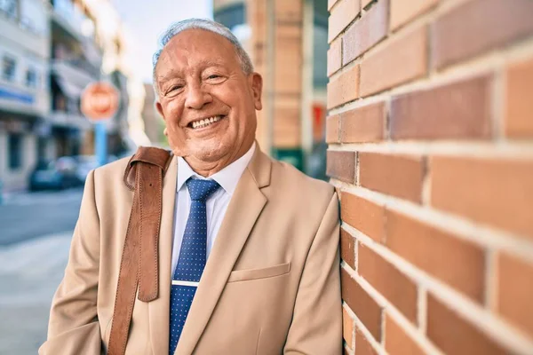 Senior Gråhårig Affärsman Ler Lycklig Stående Vid Staden — Stockfoto