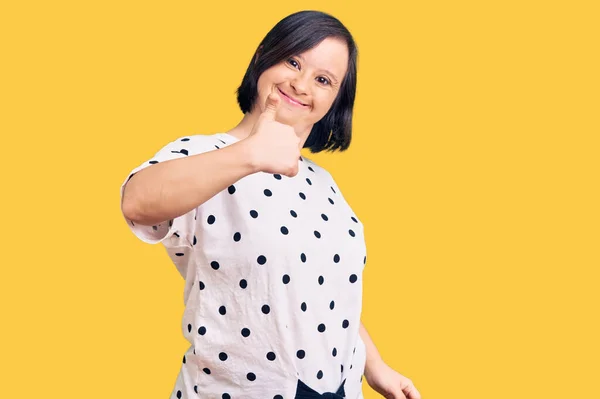 Brunette Woman Syndrome Wearing Casual Clothes Doing Happy Thumbs Gesture — Stock Photo, Image
