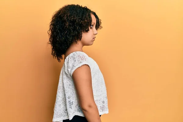 Ung Liten Flicka Med Afro Hår Bär Casual Kläder Ser — Stockfoto