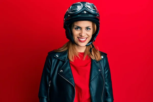 Ισπανίδα Νεαρή Γυναίκα Φορώντας Κράνος Μοτοσικλέτας Αναζητούν Θετική Και Ευτυχισμένη — Φωτογραφία Αρχείου