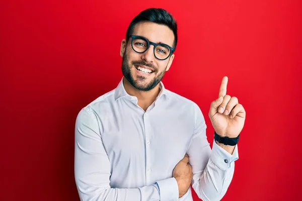 Joven Empresario Hispano Con Camisa Gafas Con Una Gran Sonrisa — Foto de Stock