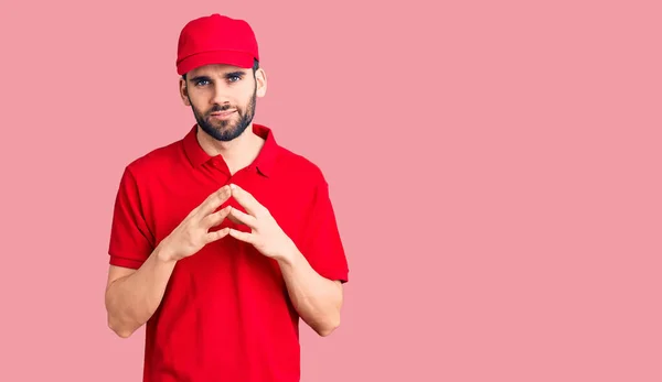 Homem Bonito Jovem Com Barba Vestindo Mãos Uniformes Entrega Juntos — Fotografia de Stock