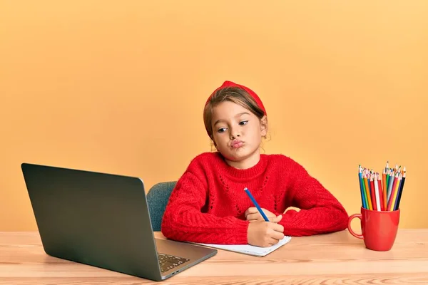 Klein Mooi Meisje Studeren Met Behulp Van Computer Laptop Kijken — Stockfoto
