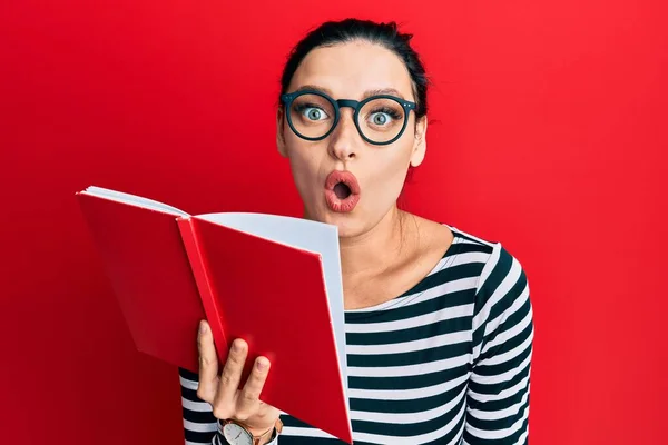 Mujer Caucásica Joven Con Gafas Que Cubren Boca Con Libro —  Fotos de Stock