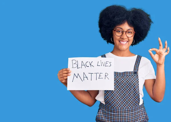 Fiatal Afro Amerikai Lány Kezében Fekete Életét Anyag Banner Csinál — Stock Fotó