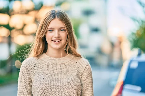 Bela Adolescente Caucasiano Sorrindo Feliz Cidade — Fotografia de Stock