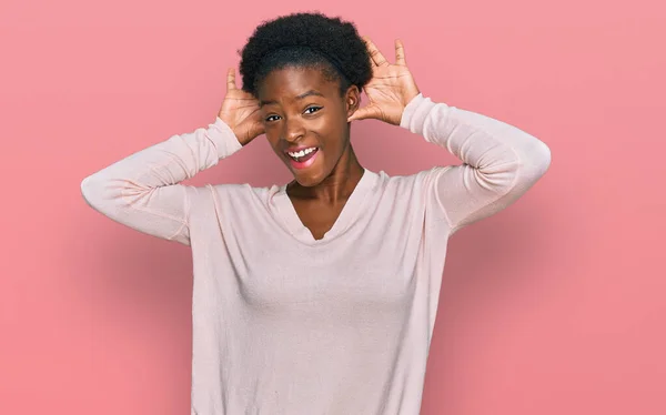 Chica Afroamericana Joven Con Ropa Casual Sonriente Alegre Jugando Echar —  Fotos de Stock