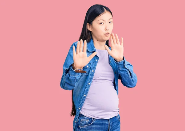 Jovem Mulher Chinesa Bonita Grávida Esperando Bebê Afastando Mãos Palmas — Fotografia de Stock