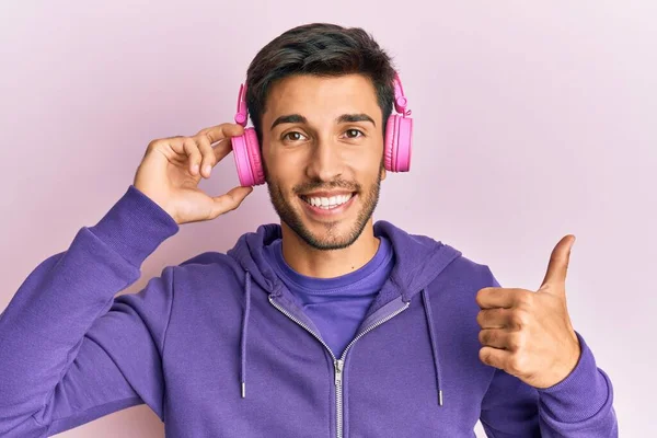 Jovem Homem Bonito Ouvindo Música Usando Fones Ouvido Sorrindo Feliz — Fotografia de Stock