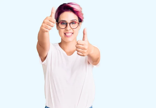 Giovane Bella Donna Con Capelli Rosa Che Indossa Abiti Casual — Foto Stock