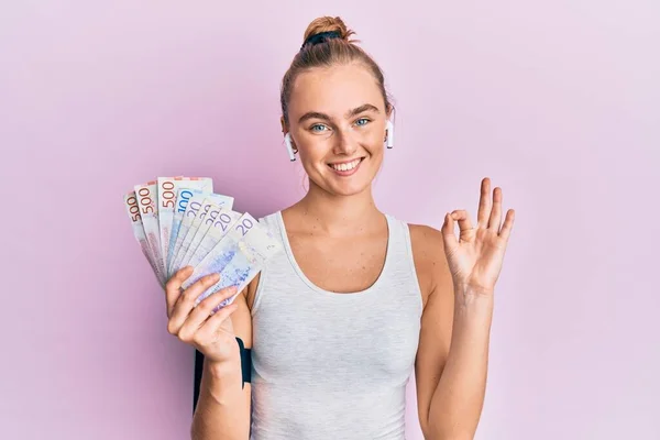 Красива Блондинка Спортсменка Тримає Шведських Банкнот Крони Робить Знак Пальцями — стокове фото