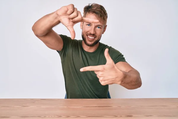 Jonge Blanke Man Draagt Casual Kleding Zittend Tafel Glimlachend Het — Stockfoto