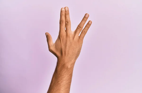 Arm Hand Van Blanke Jongeman Roze Geïsoleerde Achtergrond Groet Doen — Stockfoto