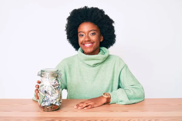 Молода Афроамериканська Жінка Яка Тримає Банку Заощадженнями Виглядає Позитивною Щасливою — стокове фото