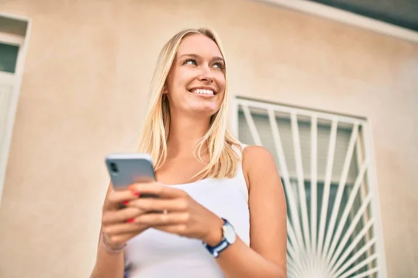 Jong Blond Meisje Glimlachen Gelukkig Met Behulp Van Smartphone Stad — Stockfoto