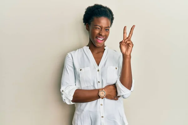 Młoda Afroamerykanka Luźnych Ciuchach Uśmiechnięta Szczęśliwą Twarzą Mrugająca Kamery Robiąca — Zdjęcie stockowe