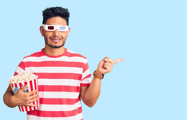 Guapo Joven Latinoamericano Con Gafas Comiendo Palomitas Maíz Las Películas — Foto de Stock