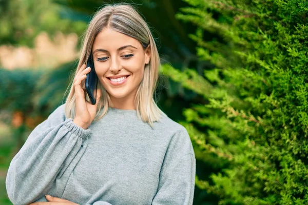 Young Blonde Girl Smiling Happy Talking Smartphone Park — ストック写真