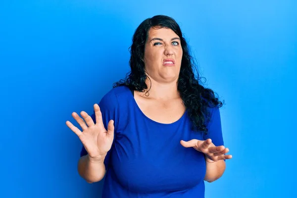 Dimensiunea Bruneta Femeie Purtând Casual Albastru Cămașă Expresie Dezgustat Nemulțumit — Fotografie, imagine de stoc