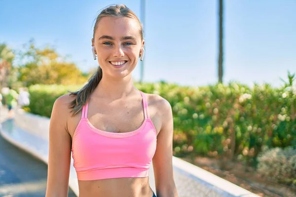 Jonge Blonde Sportvrouw Met Behulp Van Oortelefoons Doen Oefening Stad — Stockfoto