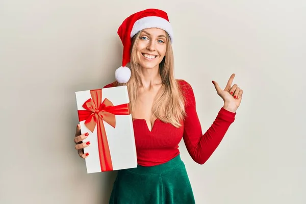 Mulher Branca Bonita Vestindo Chapéu Natal Segurando Presente Sorrindo Feliz — Fotografia de Stock