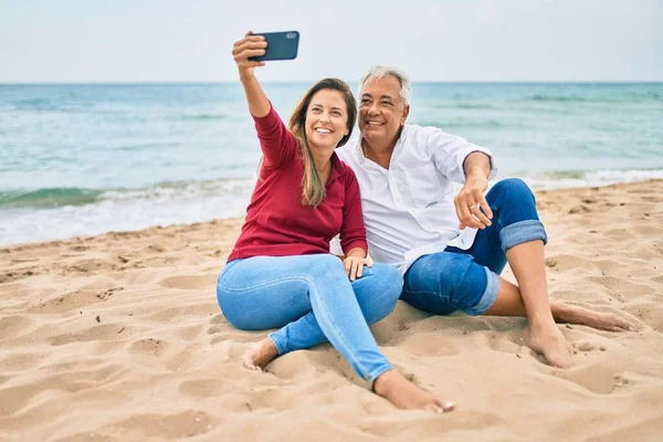 Moyen Age Couple Hispanique Souriant Heureux Faire Selfie Par Smartphone — Photo