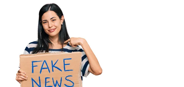 Schöne Junge Frau Mit Fake News Banner Zeigt Mit Dem — Stockfoto