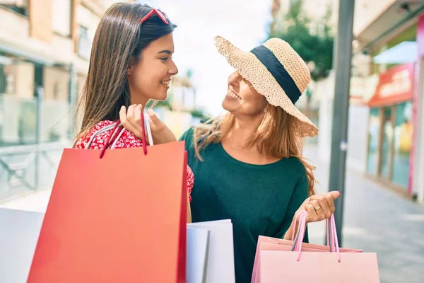 Vacker Latinamerikansk Mor Och Dotter Ler Glad Och Shoppar Stan — Stockfoto