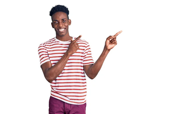 Jovem Afro Americano Vestindo Roupas Casuais Sorrindo Olhando Para Câmera — Fotografia de Stock