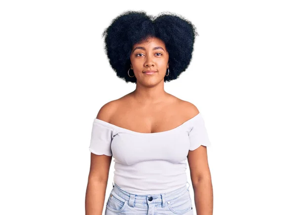 Ung Afrikansk Amerikansk Flicka Klädd Avslappnade Kläder Med Allvarliga Ansiktsuttryck — Stockfoto