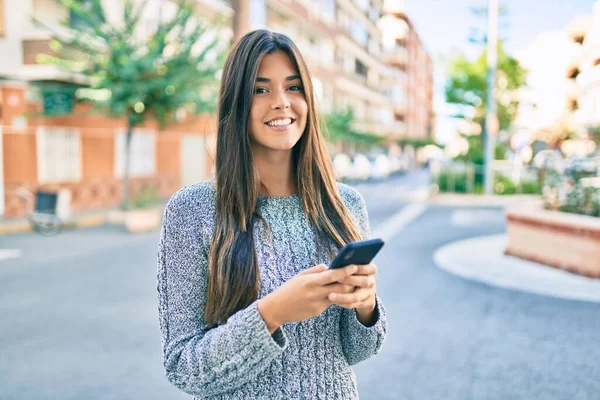 Joven Chica Hispana Hermosa Sonriendo Feliz Usando Smartphone Ciudad — Foto de Stock