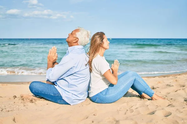 Pareja Mediana Edad Enamorada Haciendo Pose Loto Yoga Relajándose Playa —  Fotos de Stock