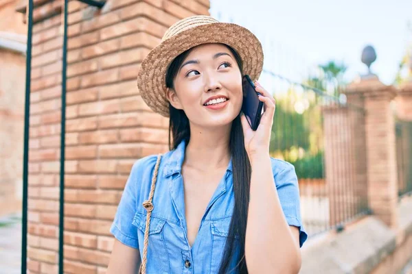 Jeune Femme Touristique Chinoise Parlant Sur Smartphone Rue Ville — Photo