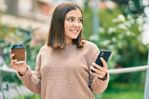 Jovem Hispânica Usando Smartphone Bebendo Café Parque — Fotografia de Stock